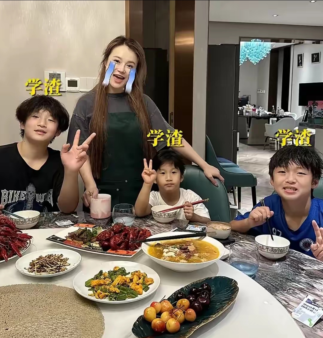 万万没想到的是3个儿子竟然全是学渣次子邹明皓更是全班倒数的排位