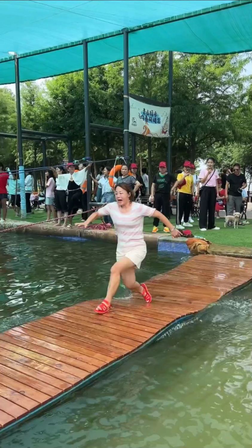 十位美女的pk ,你认为哪一位才是高手 #常德绿岛蓝湾轻功水上漂