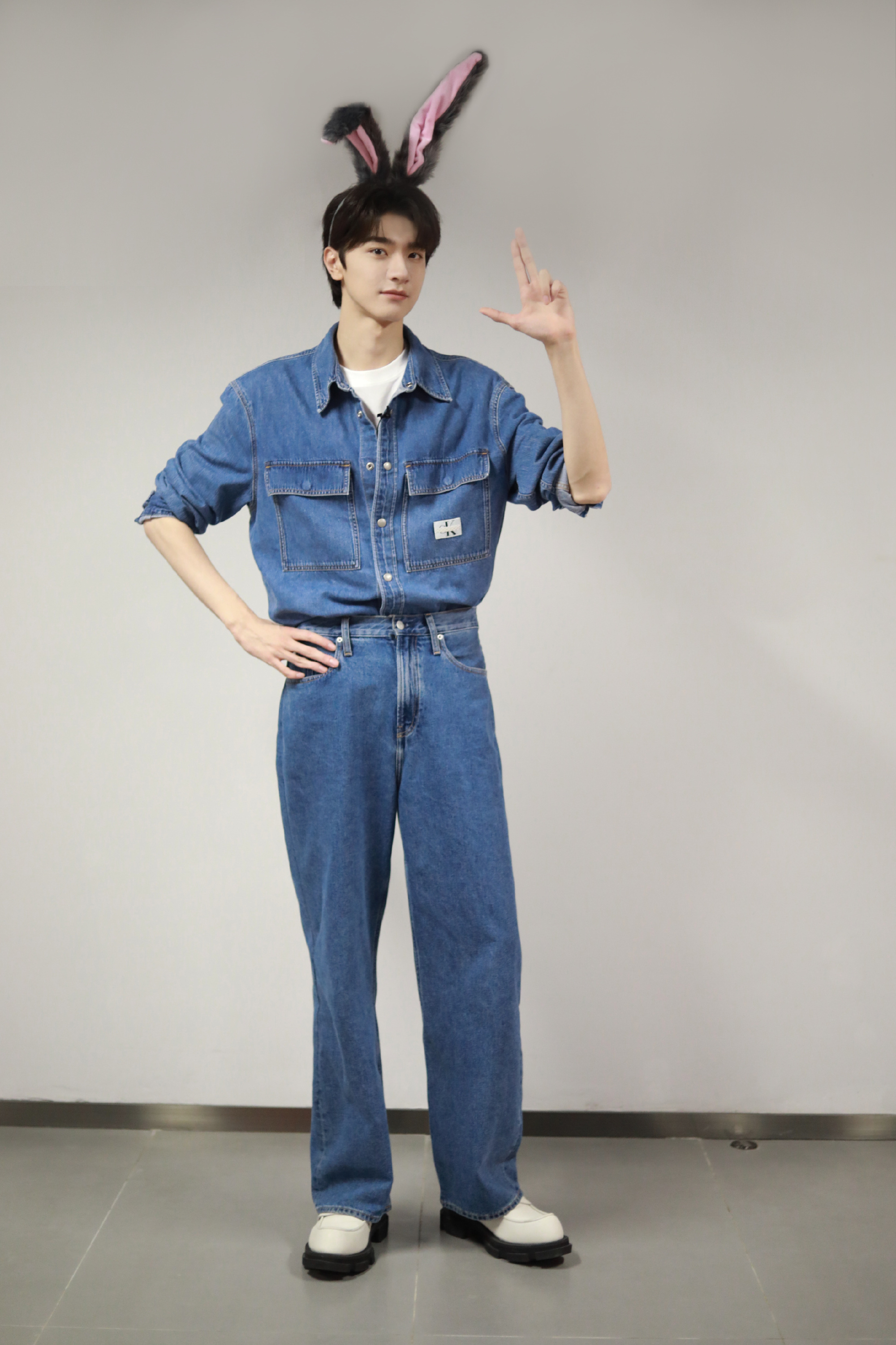 林一参加你好星期六的海报放出了,林一真的好长一条人啊哈哈,在人群中