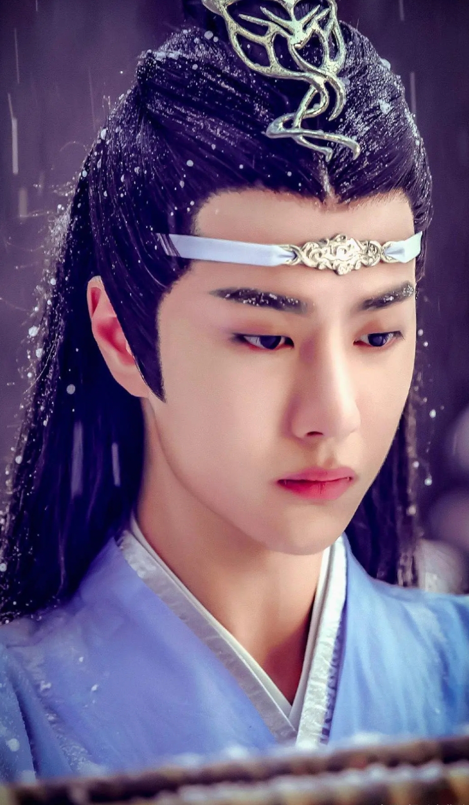 凭借在《陈情令》中的出色表现,他迅速成为众人瞩目的焦点,每一个动人