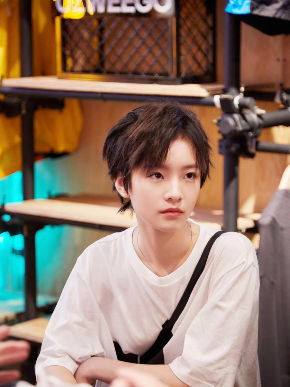 李庚希不笑时看起来有点冷漠,但一笑起来就特别迷人