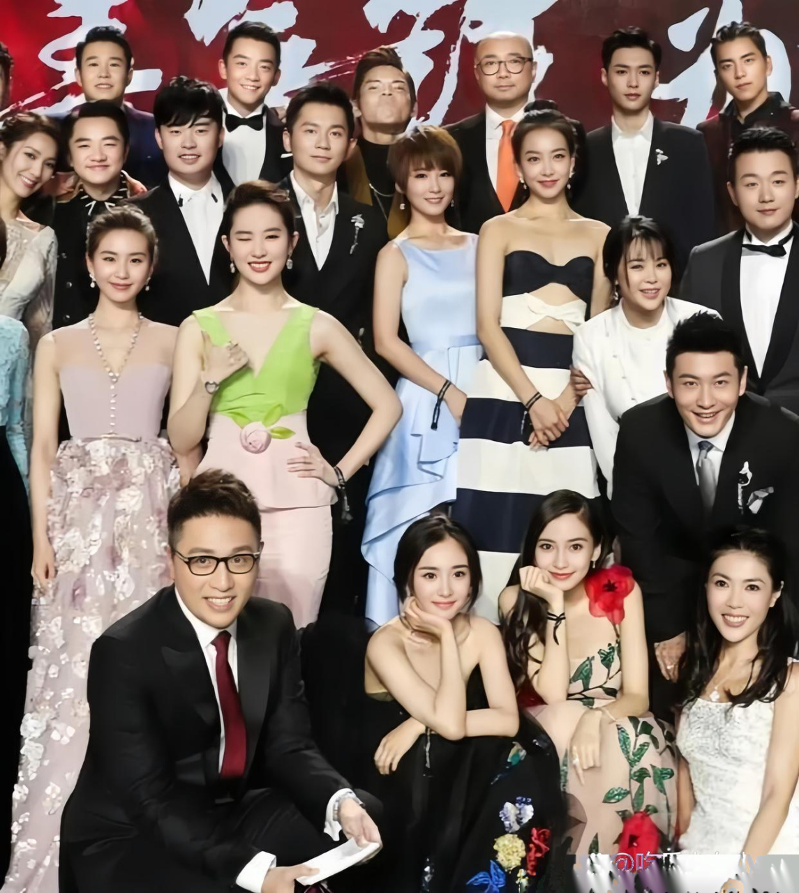 2016年芭莎慈善夜那张大合照简直是经典中的战斗机啊