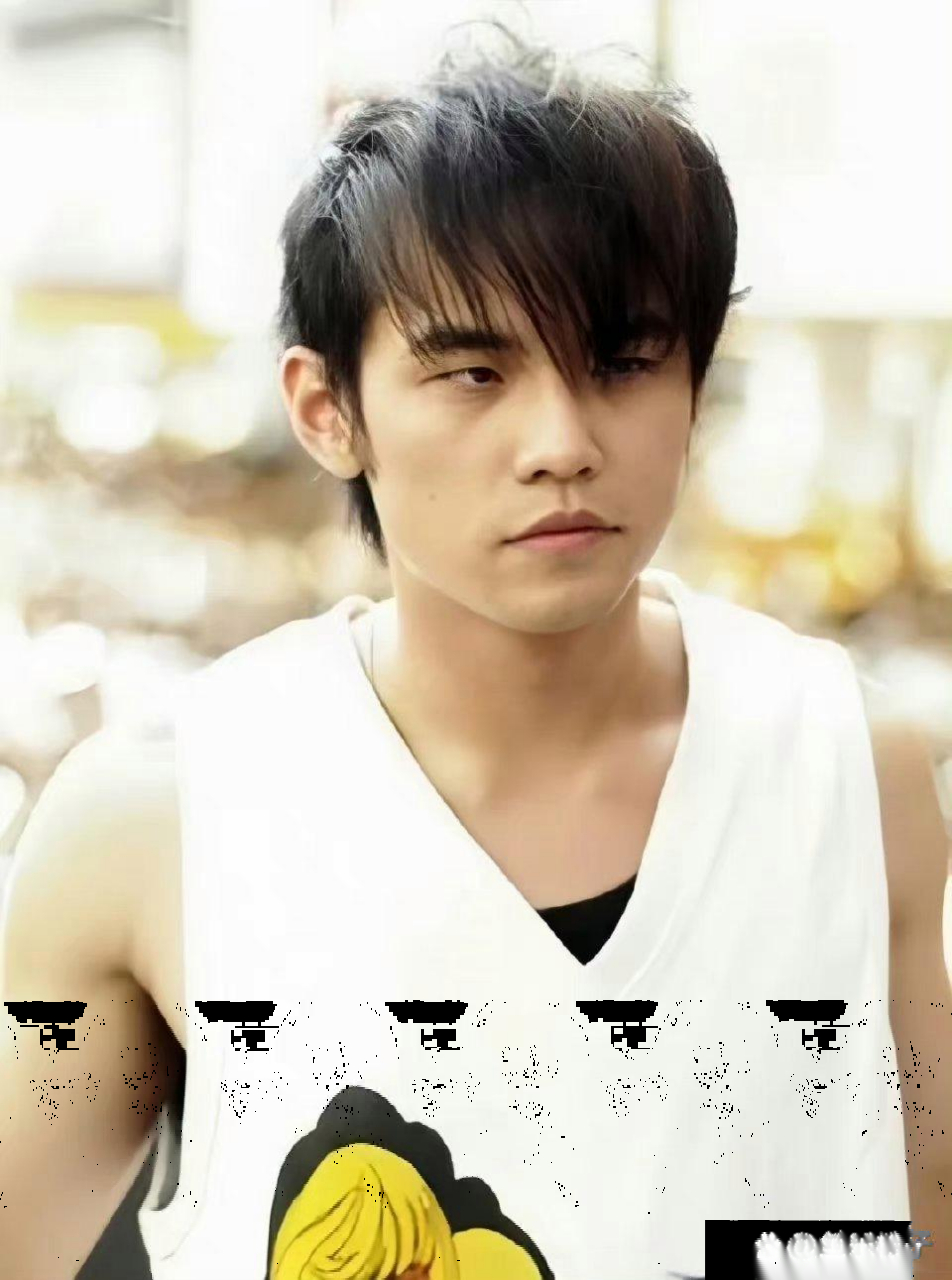 2004年,周杰伦《七里香》专辑签唱会,看上去有点青涩稚嫩