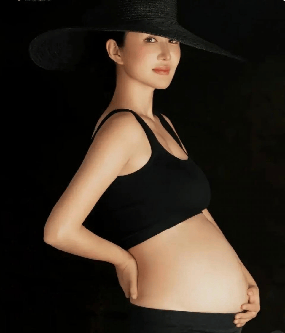 张纪中老婆杜星霖挺孕肚玩滑索道,全长2888米,老头吓出一身冷汗