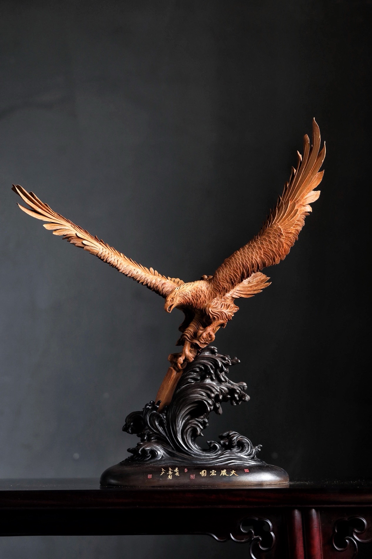 不吝舍料整雕,取形着重气势,雕工娴熟老练,尤擅把握