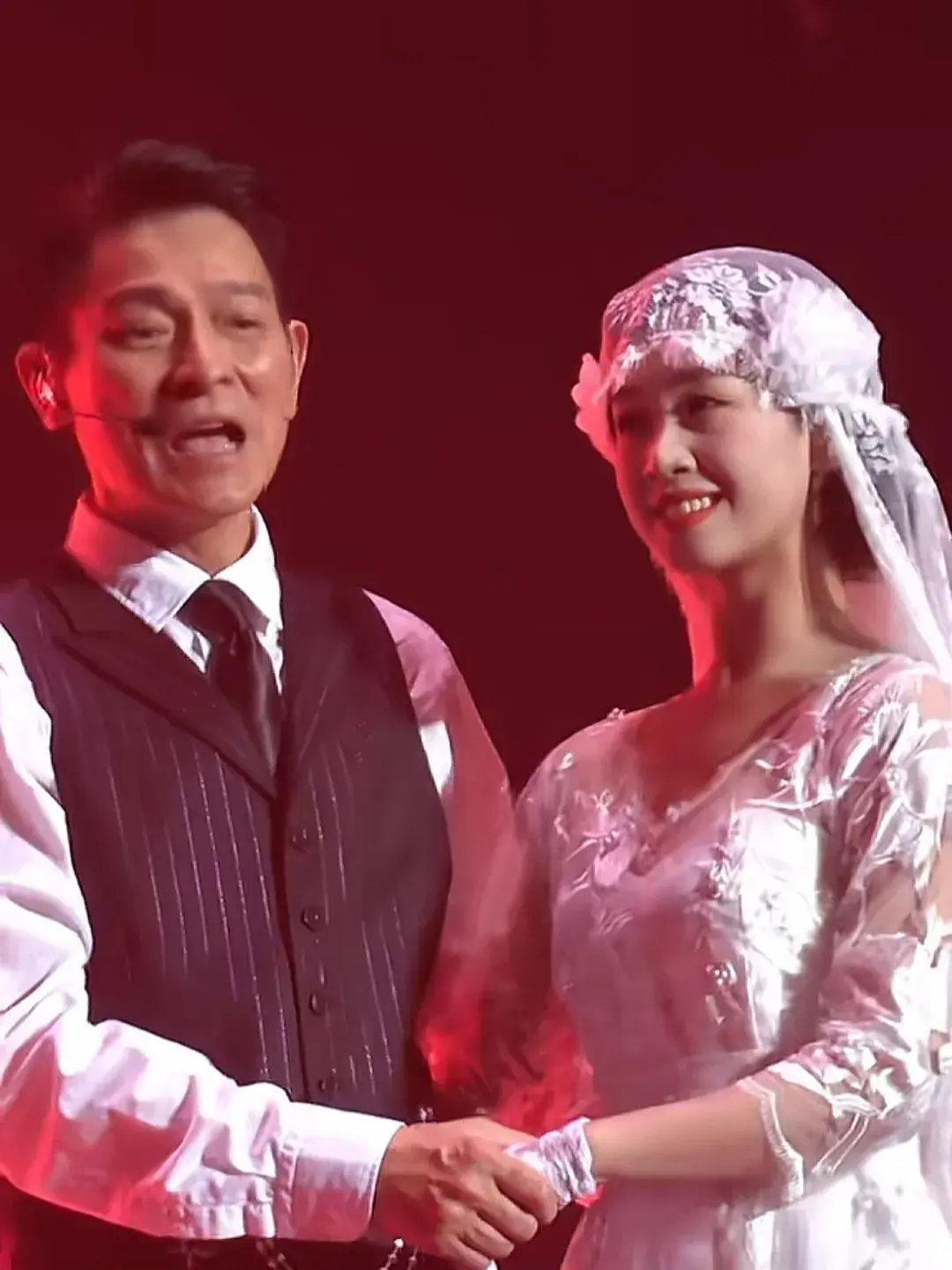 63 岁的天王刘德华在上海开唱了,演唱会全场最幸福的莫过于这个伴舞了