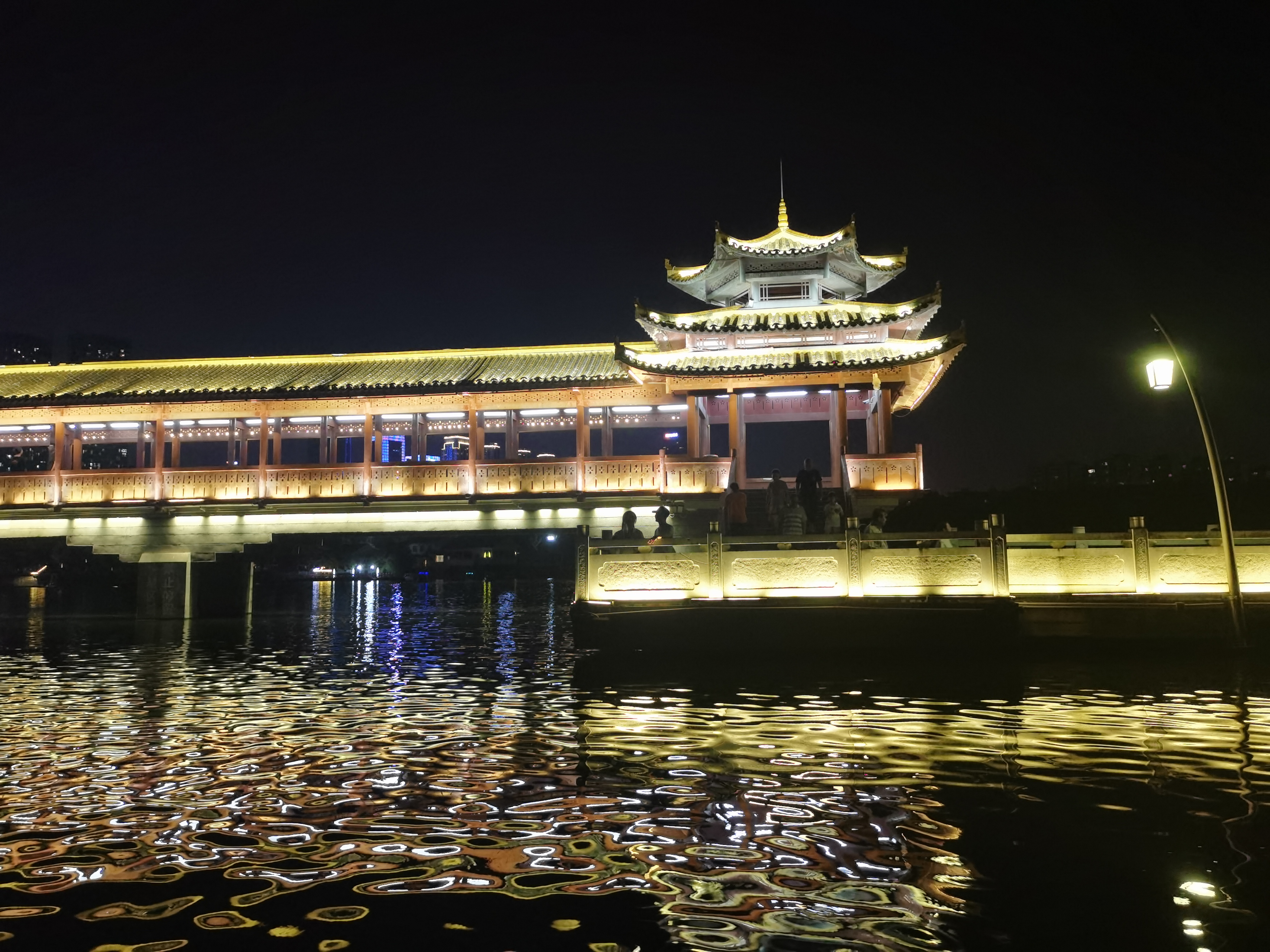 没想到长沙烈士公园年嘉湖晚上的游船也会开放…虽然长沙天气炎热