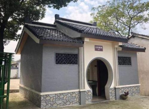 公厕演变史:从古代简陋到现代普及,见证国家发展