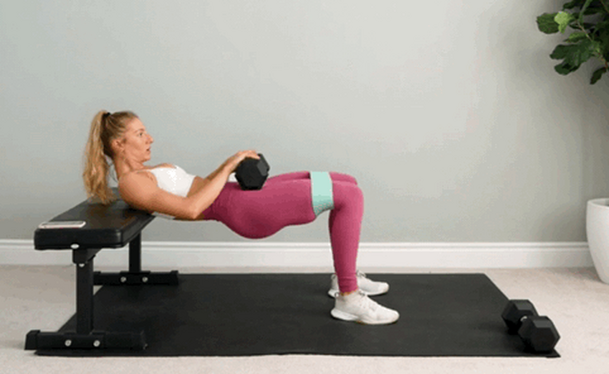 3大黄金练臀动作,帮你塑造迷人的翘臀:  动作1,深蹲  深蹲被誉为"健身