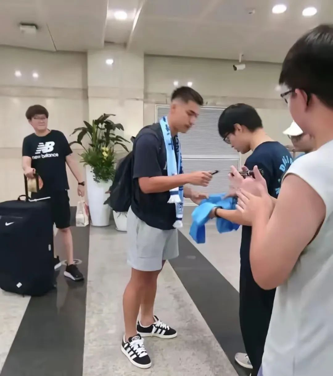 破纪录!四哥首球来了 17岁小将联赛首秀,重庆刹车英博回冲超区