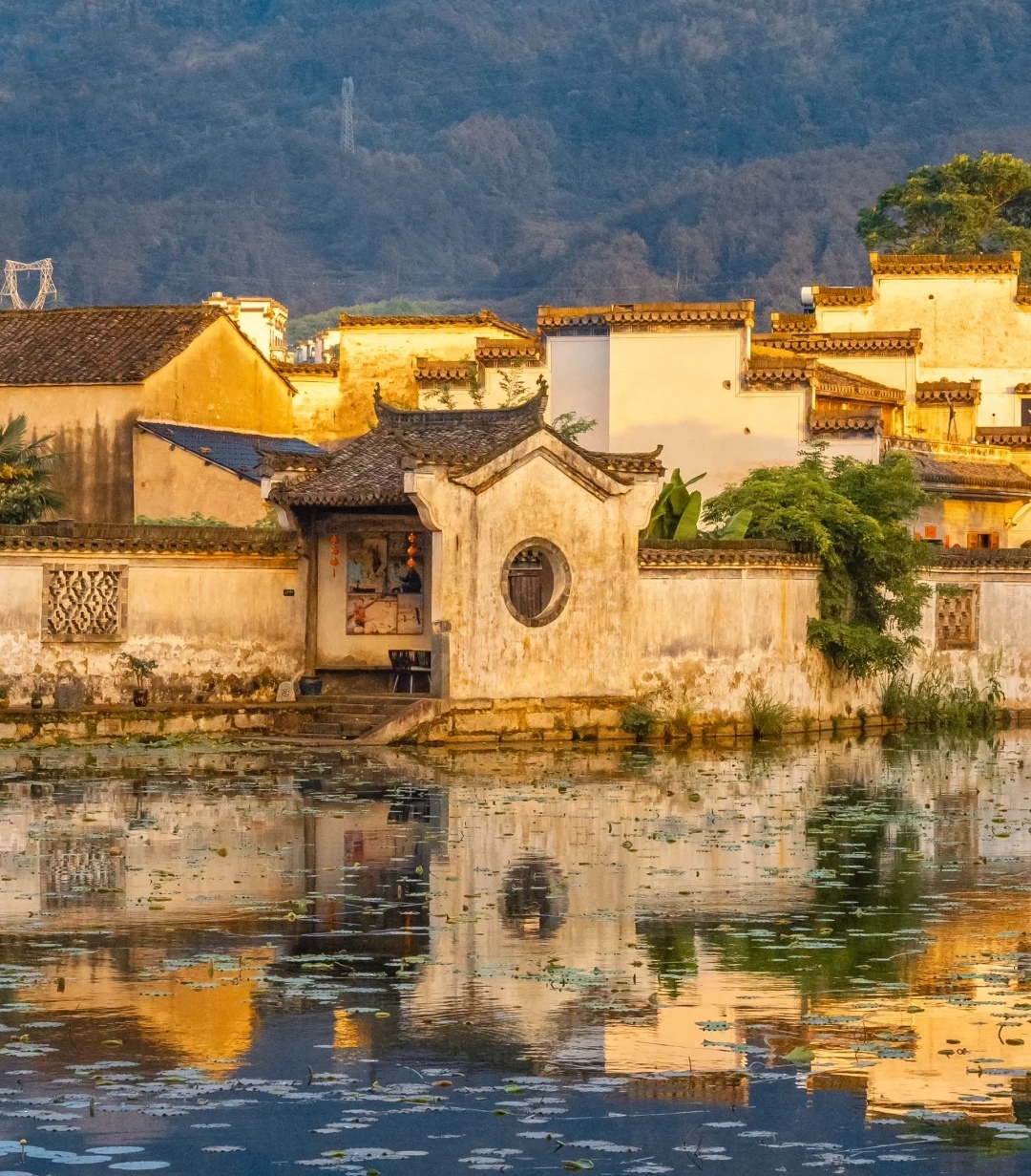 青山远黛,白墙灰瓦,徽派建筑的美在安徽黄山市呈坎这里体现得淋漓尽致
