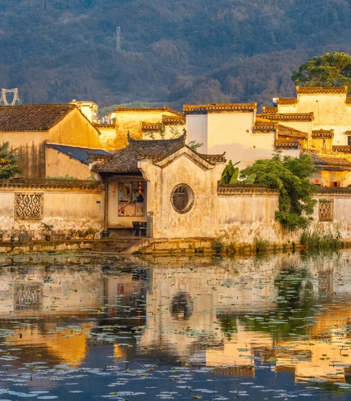 青山远黛,白墙灰瓦,徽派建筑的美在安徽黄山市呈坎这里体现得淋漓尽致