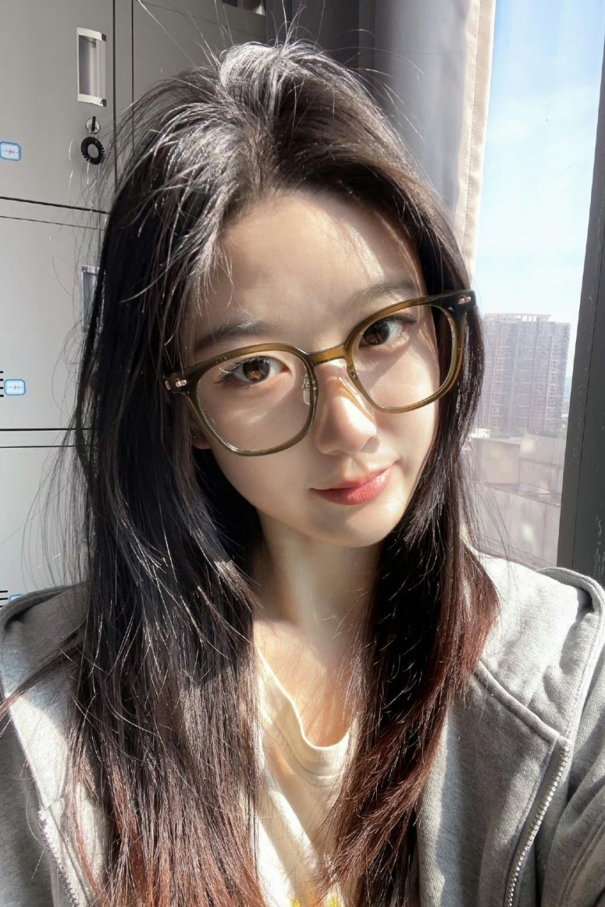 眼镜反差妹!其实是乖乖女哦