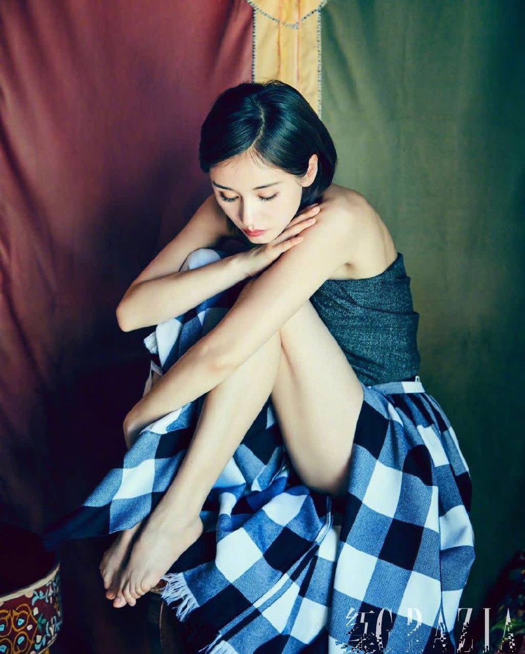 王子文美丽的脚杂志大片,如同仙女降临,光彩夺目.