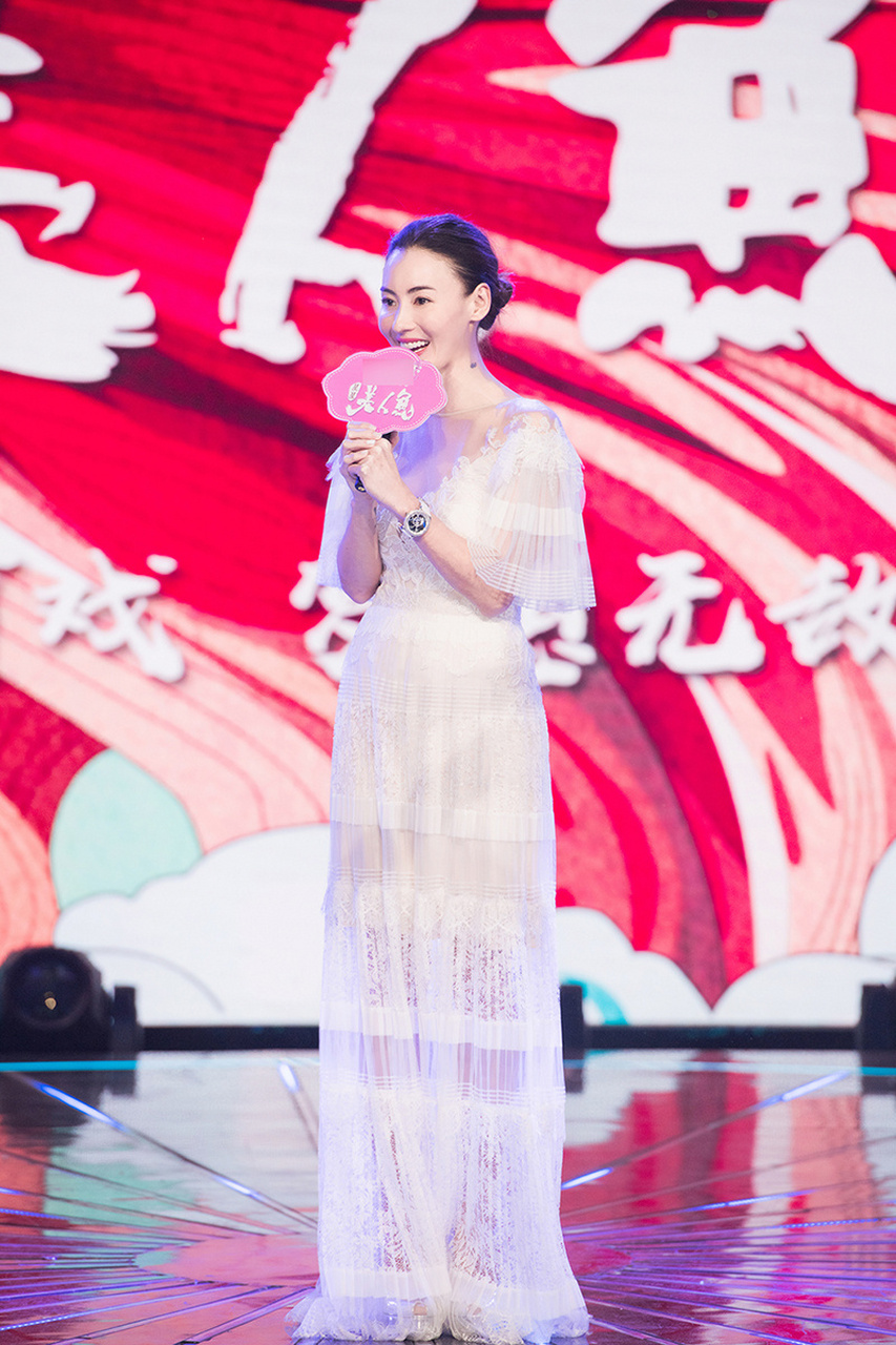 一组张柏芝在录制综艺节目《星星美人鱼》现场图片