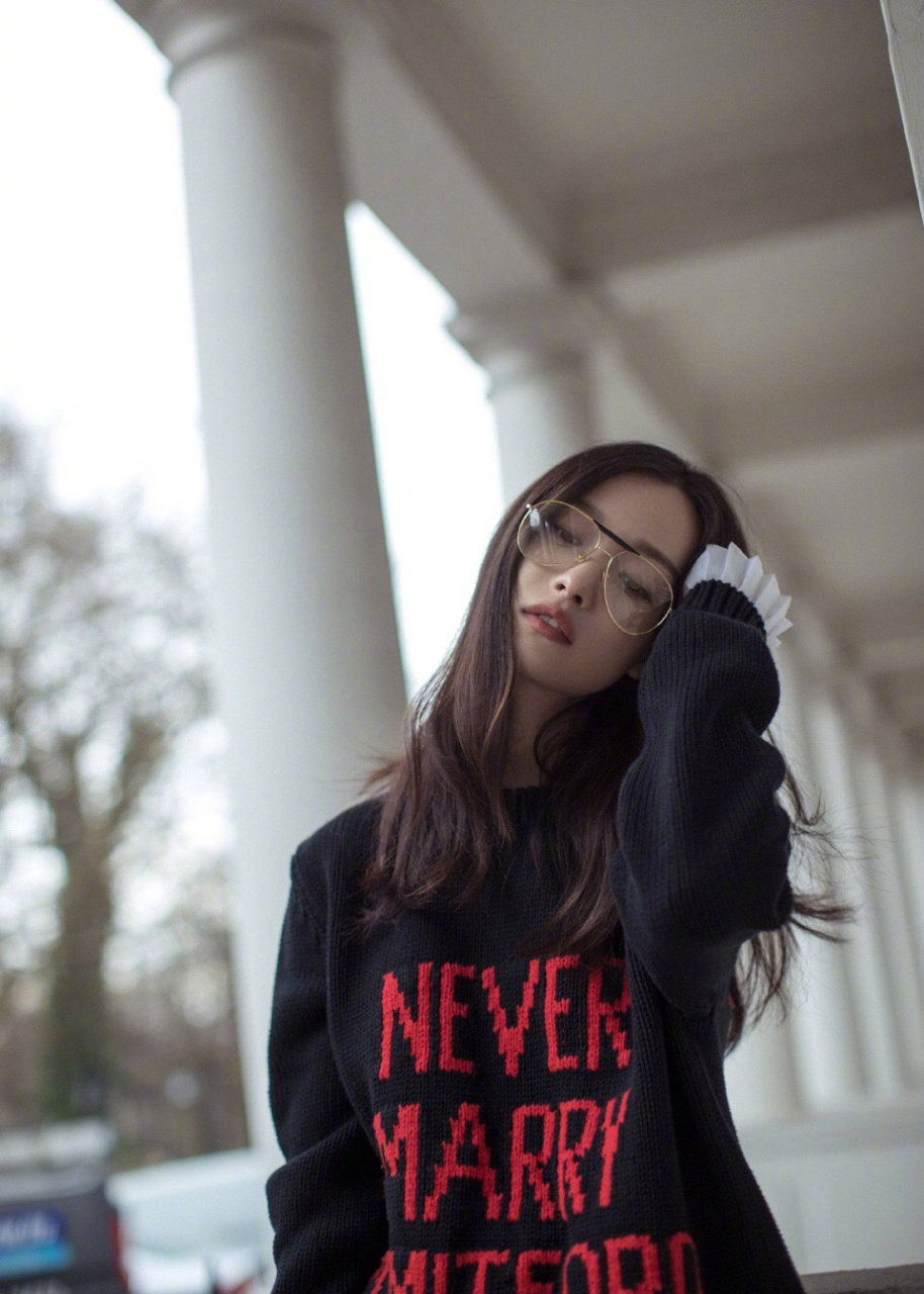 倪妮在伦敦街头的一组时尚街拍