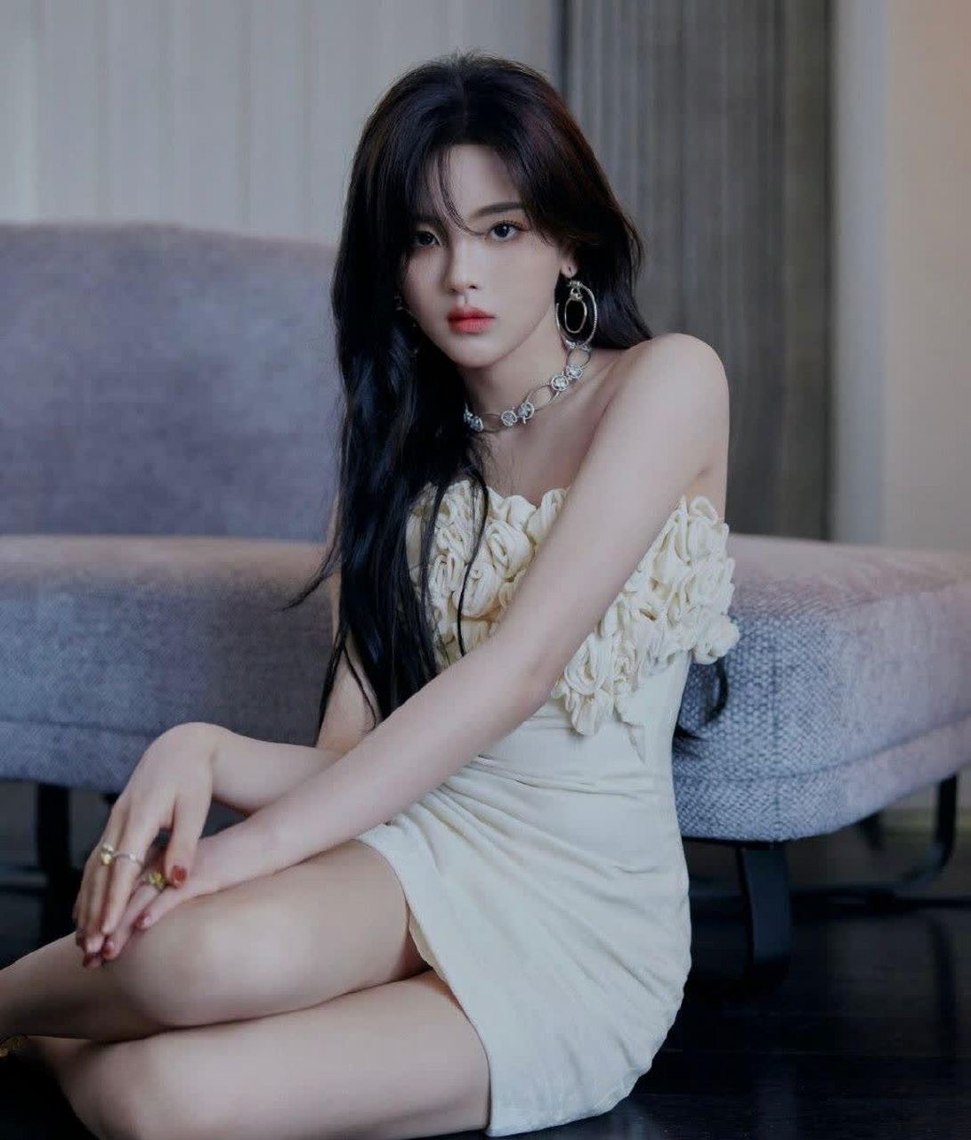 杨超越大长腿美足,如诗如画,动人心弦.