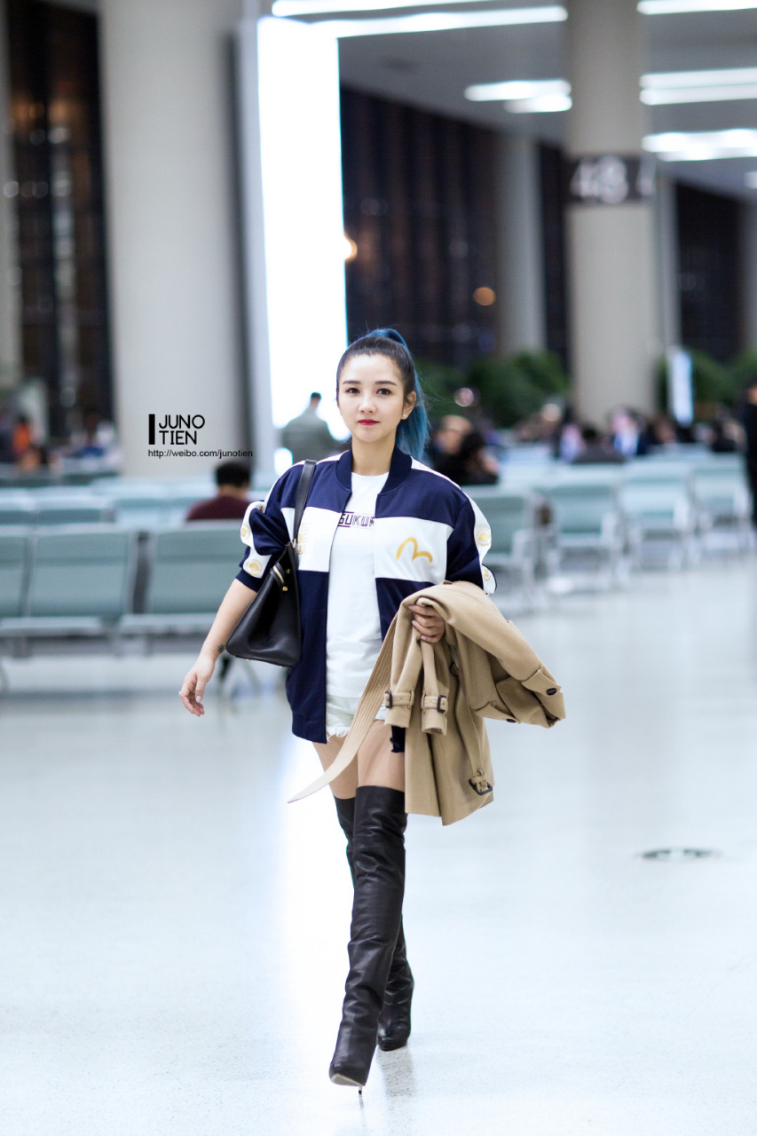 何洁机场街拍美美哒