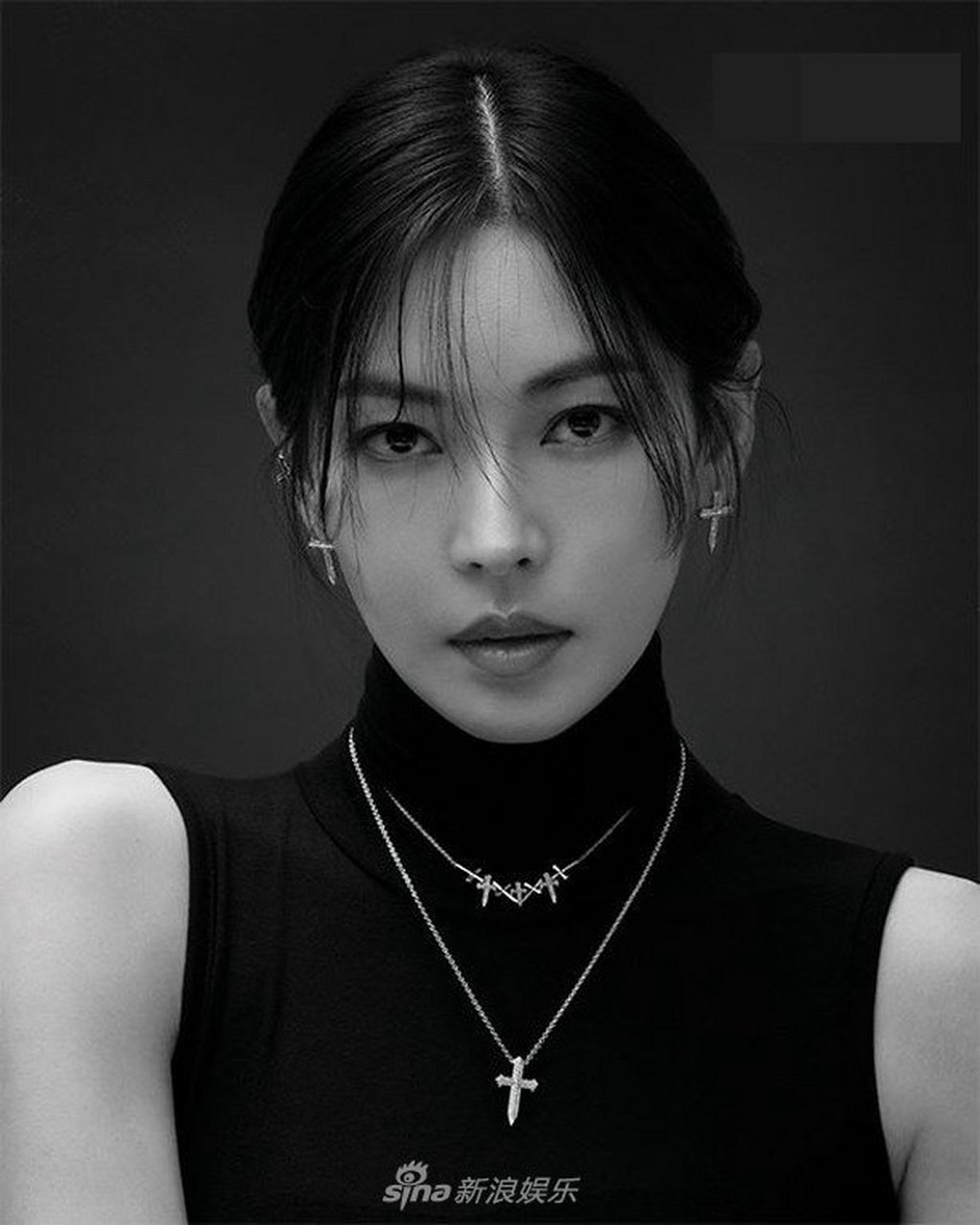 41岁视后金素妍拍大片黑金双色展优雅气质