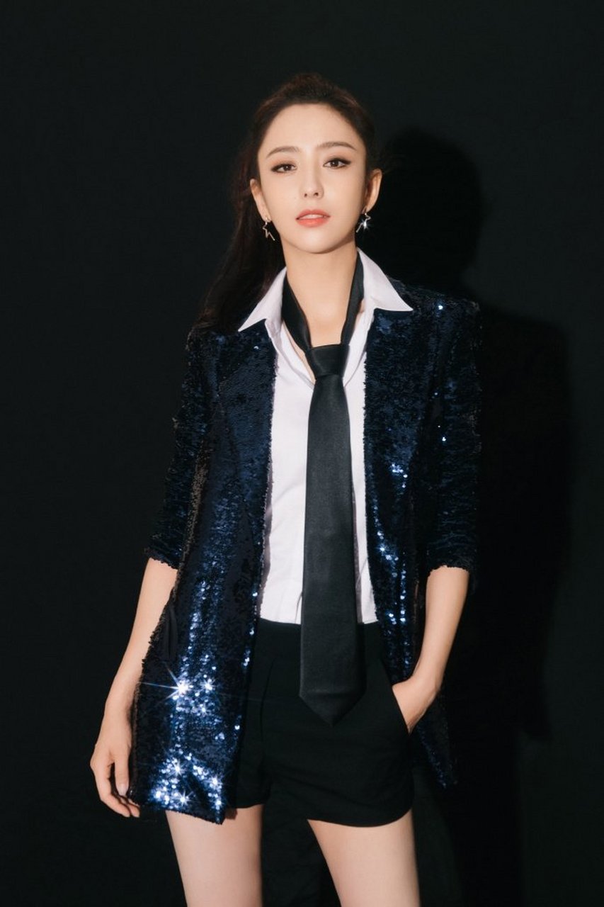 佟丽娅亮片西装搭热裤秀笔直美腿高马尾大气利落侧颜精致