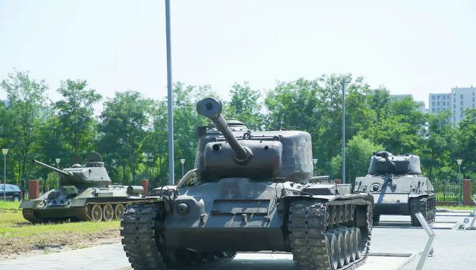 二战时期苏联主力t-34型坦克,在我军一直服役到1985年才全部退役.