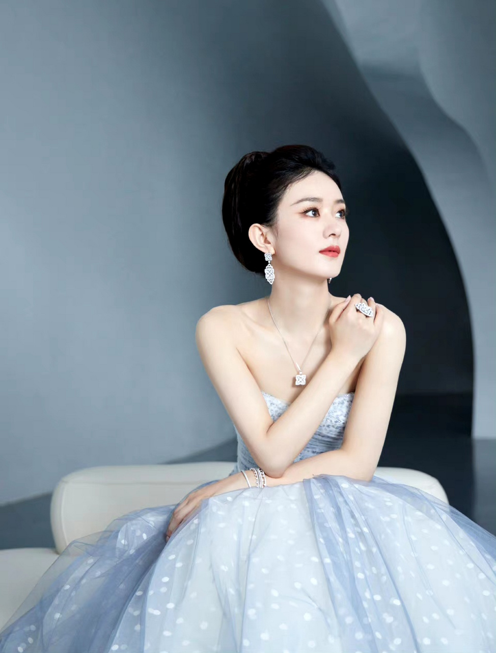 时尚芭莎上的赵丽颖也太美了吧