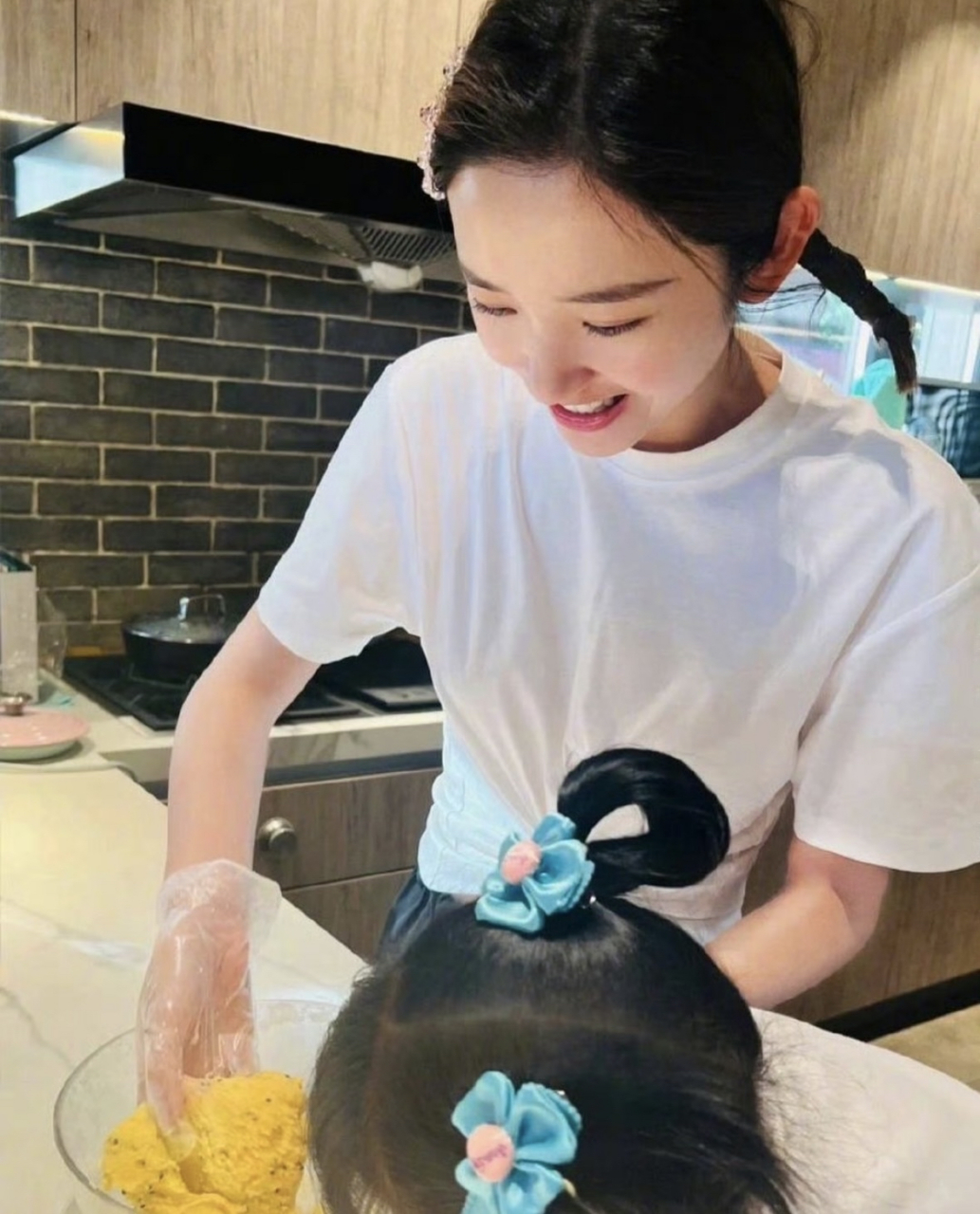 张若昀女儿都这么大啦,好可爱的宝宝