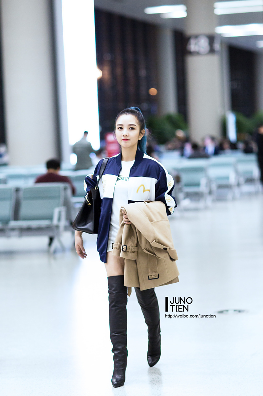 何洁机场街拍美美哒