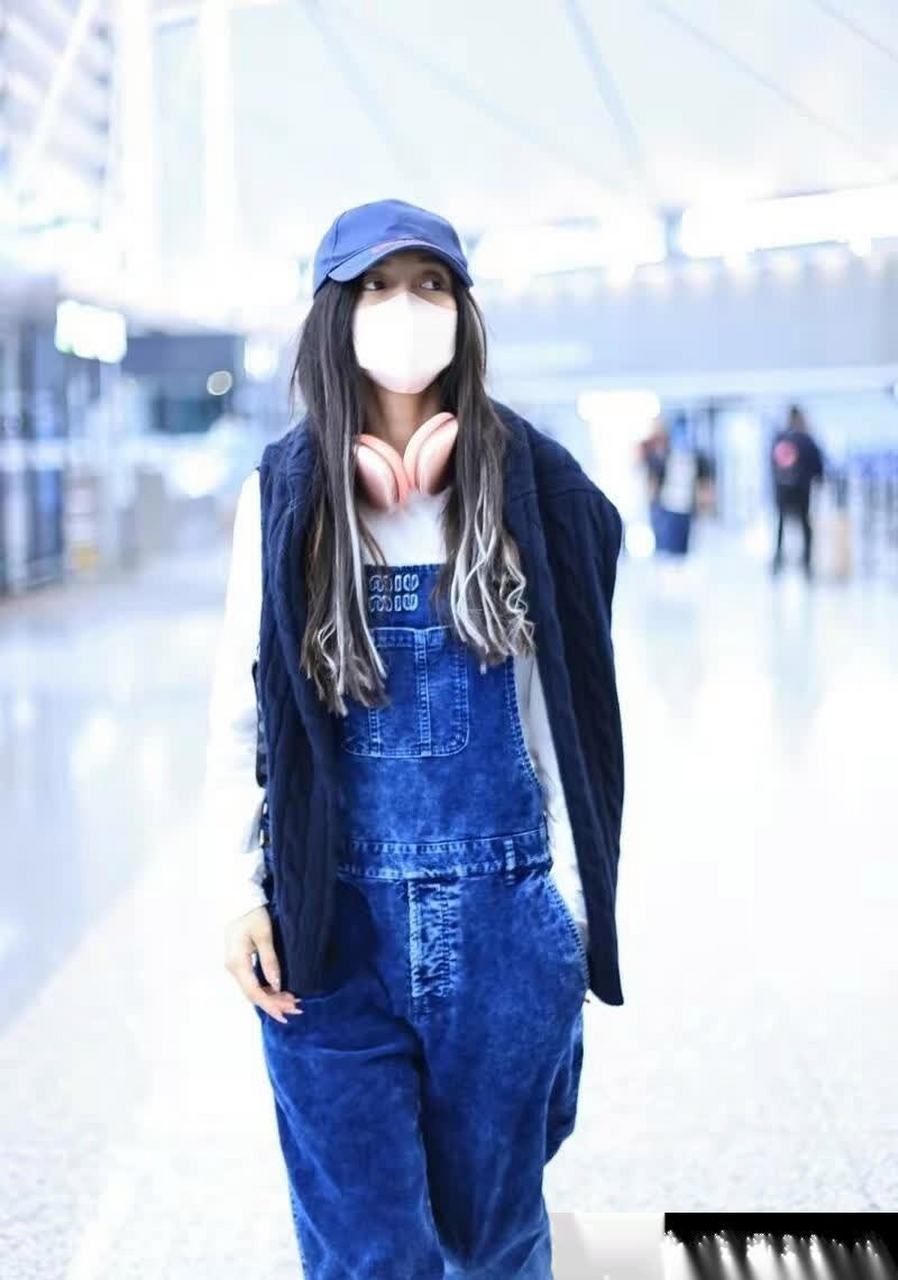 杨颖背带裤造型时尚休闲