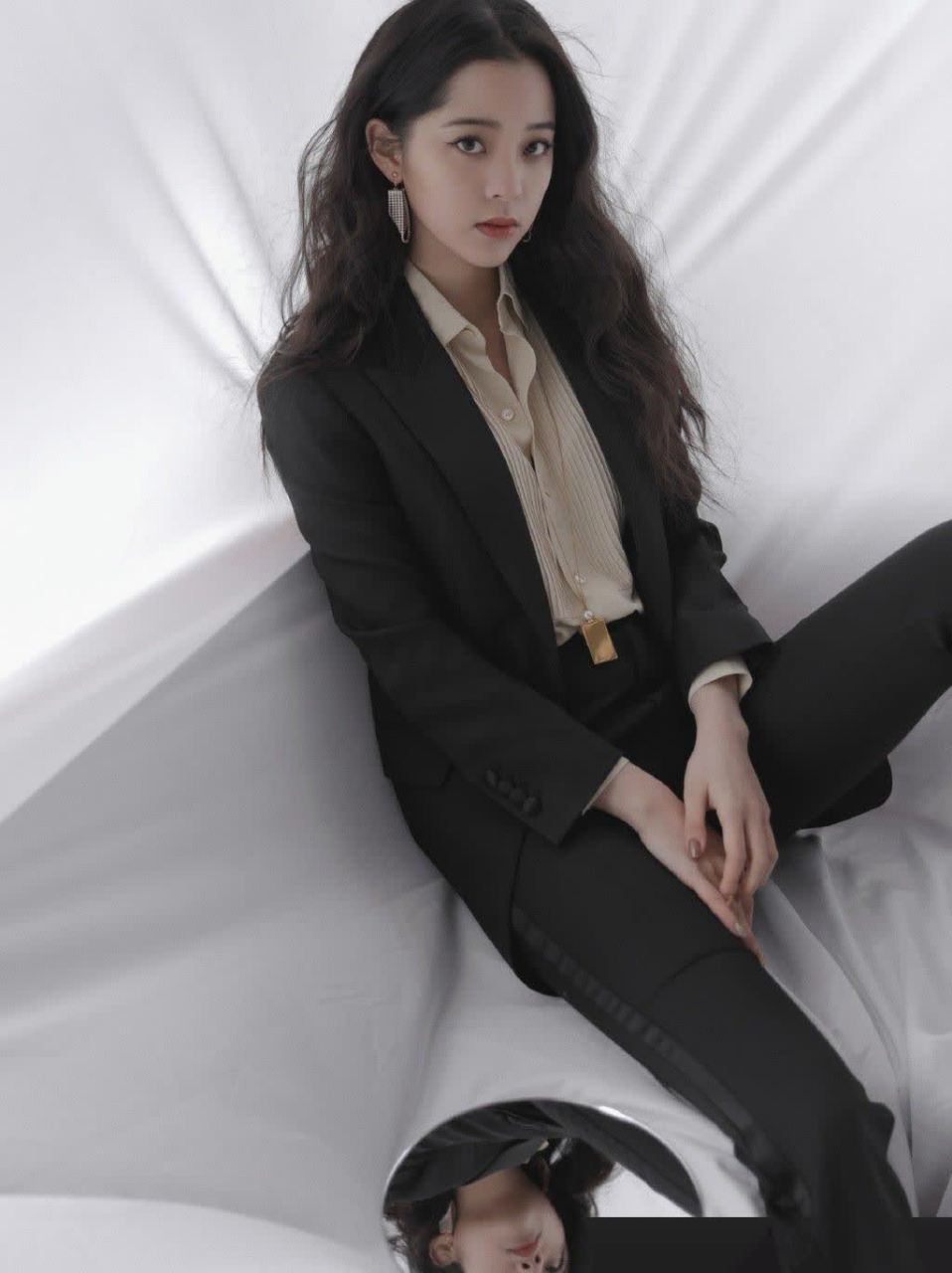 欧阳娜娜黑色西装,搭配金色钻石耳饰,甜酷超帅,率性十足
