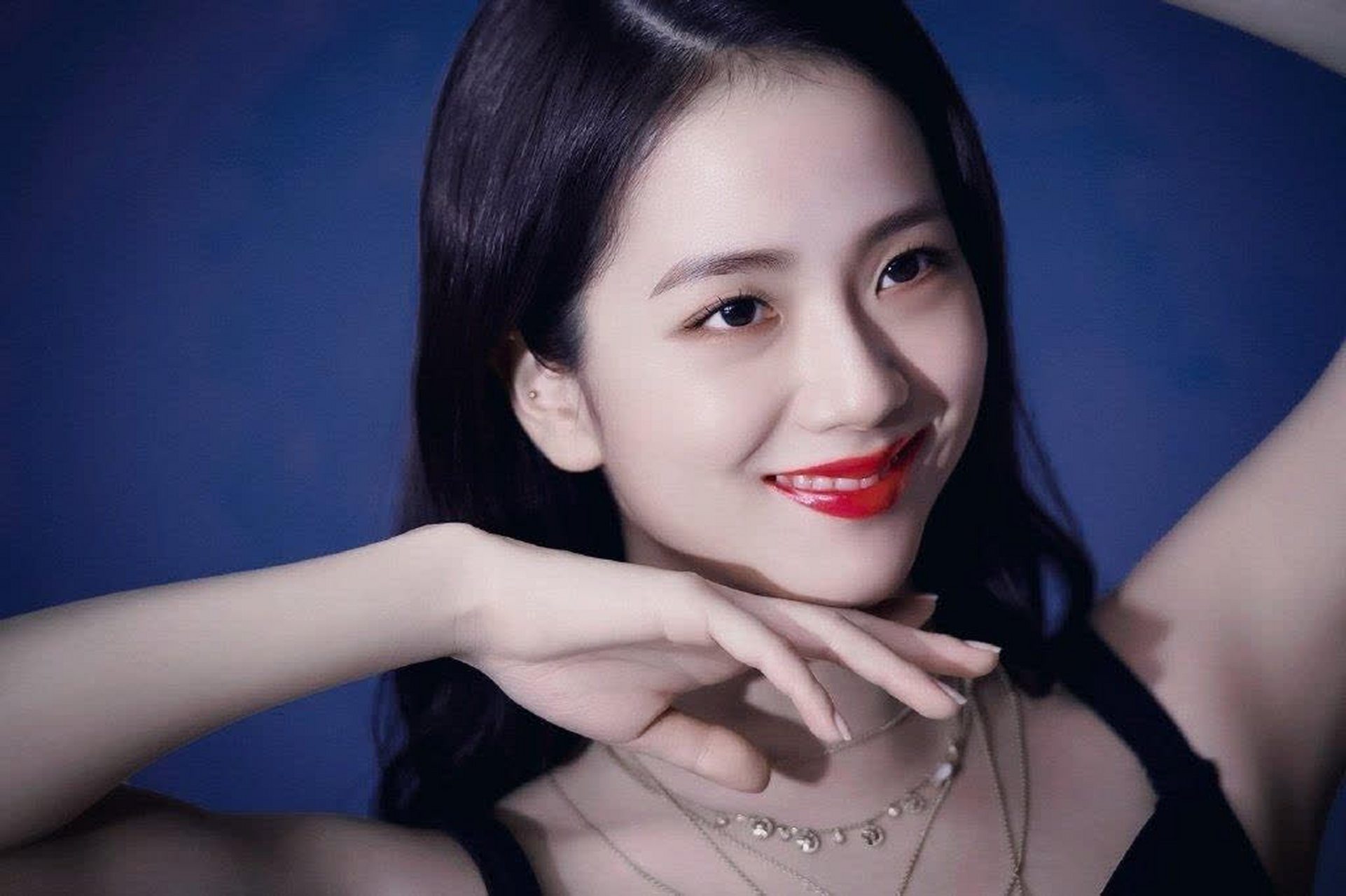 金智秀美妆画报,明眸皓齿,长发红唇,美人如画