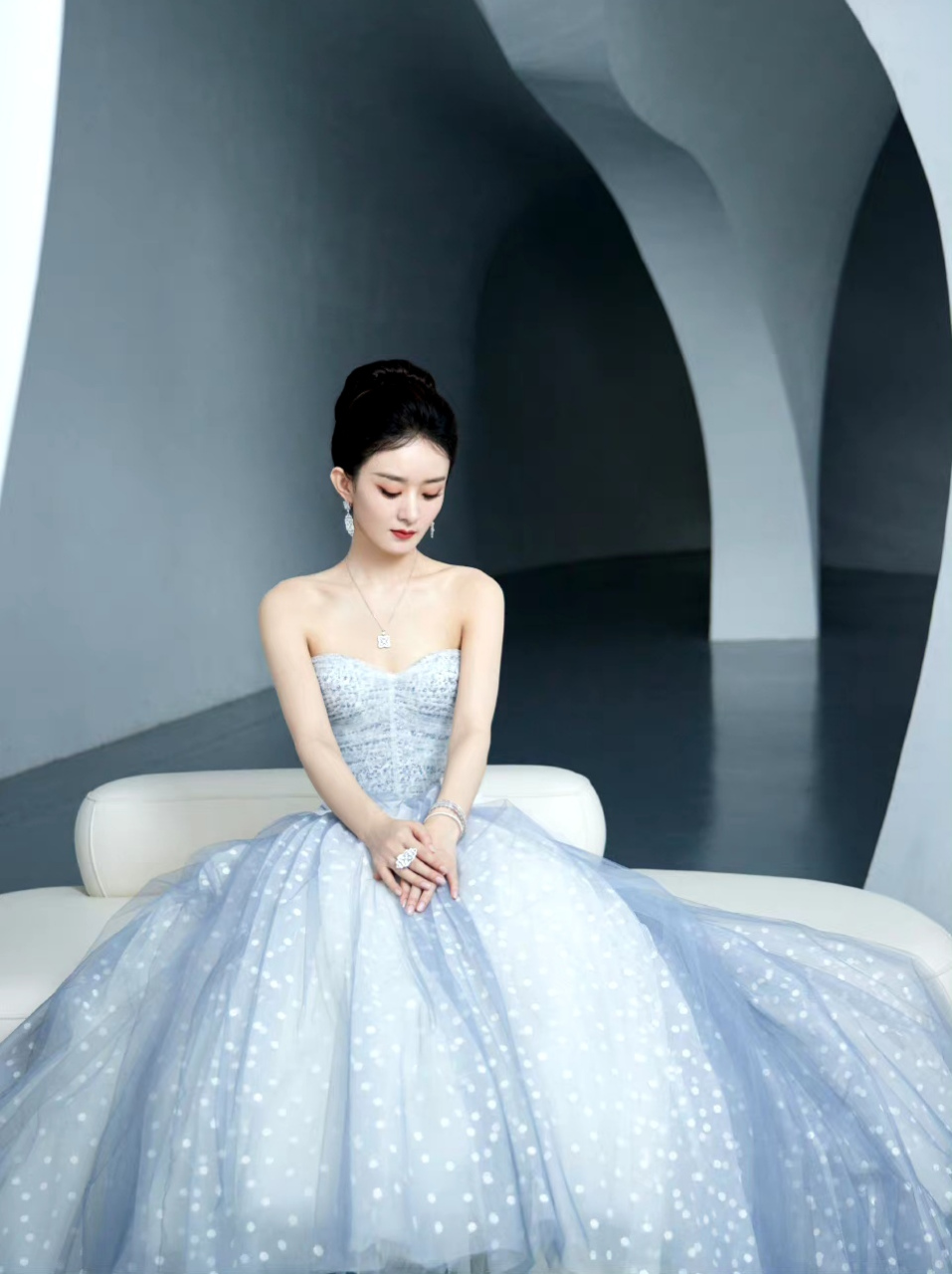 时尚芭莎上的赵丽颖也太美了吧