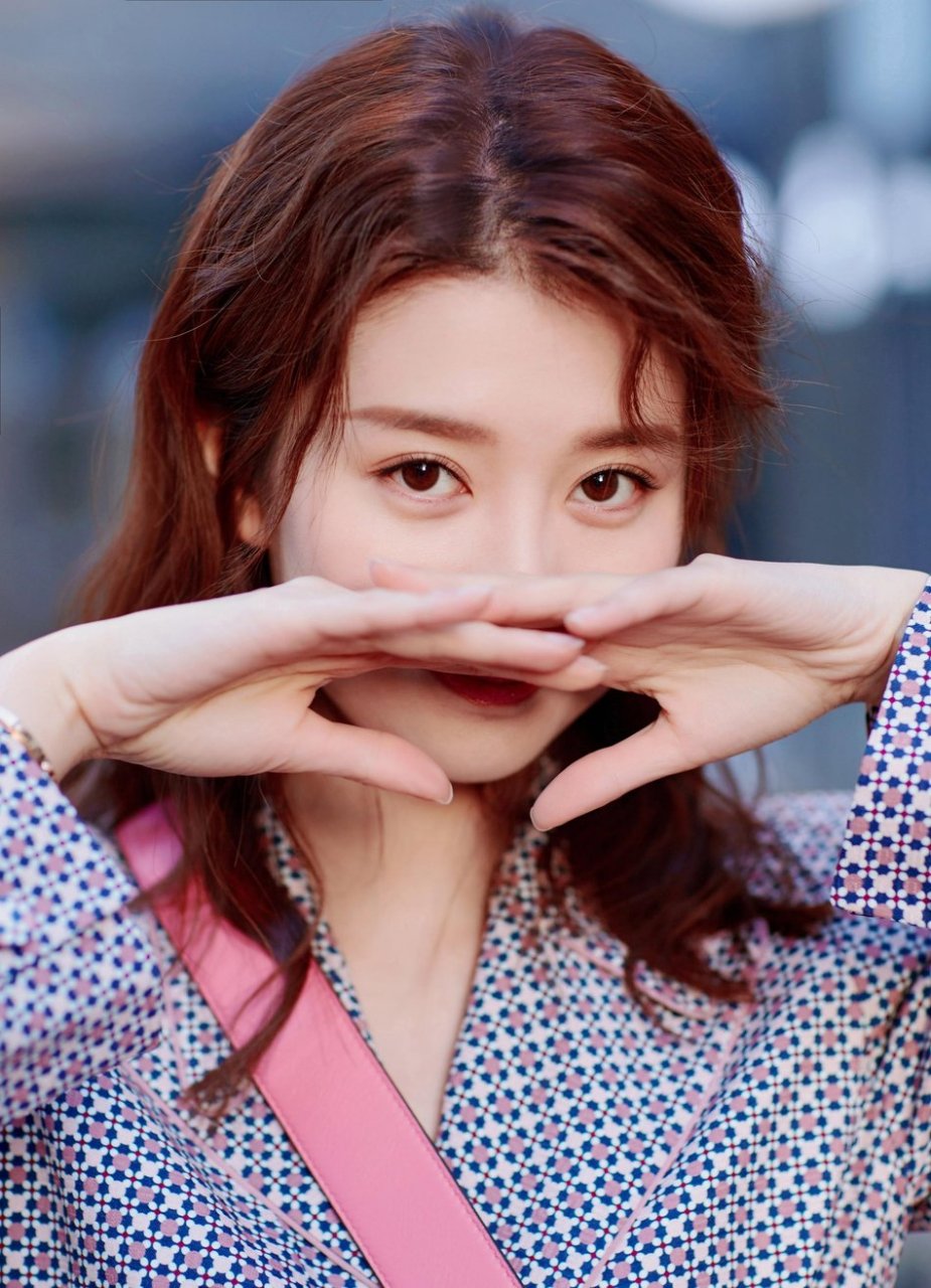 乔欣一身粉蓝调波点西服裙装