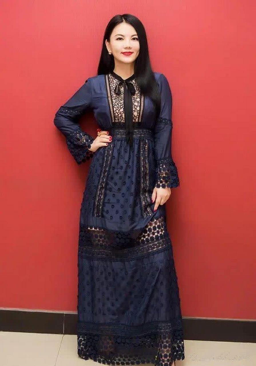 郭晶晶身着无袖连衣裙尽显冠军风采