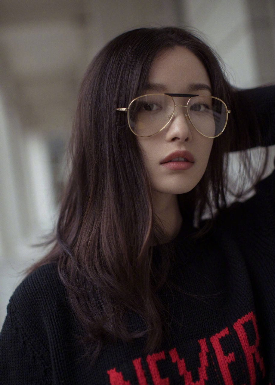 倪妮在伦敦街头的一组时尚街拍