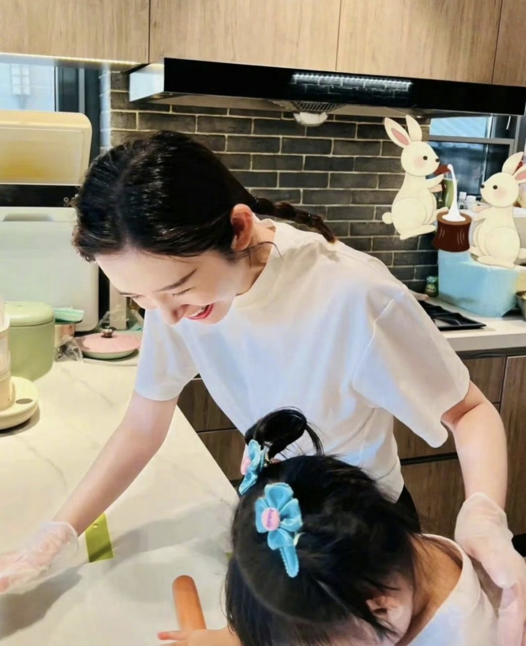 张若昀女儿都这么大啦,好可爱的宝宝