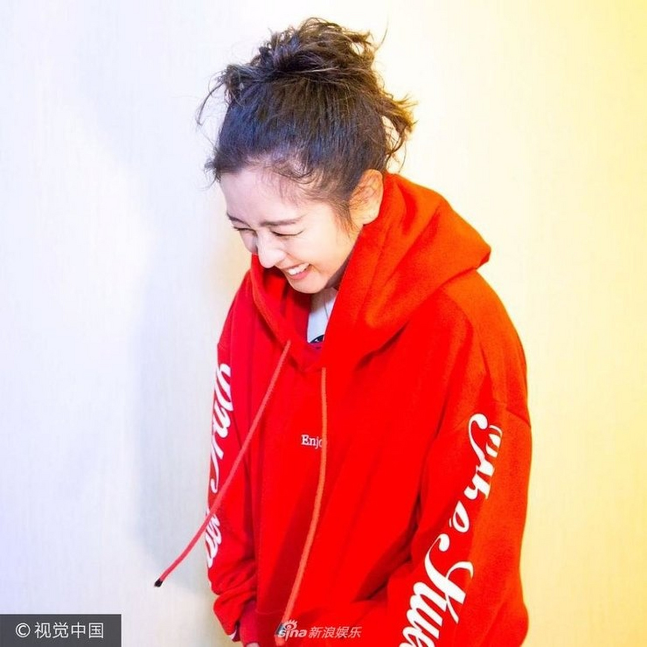 何洁对镜头嘟嘴卖萌狂甩表情包穿红衣俏皮似少女