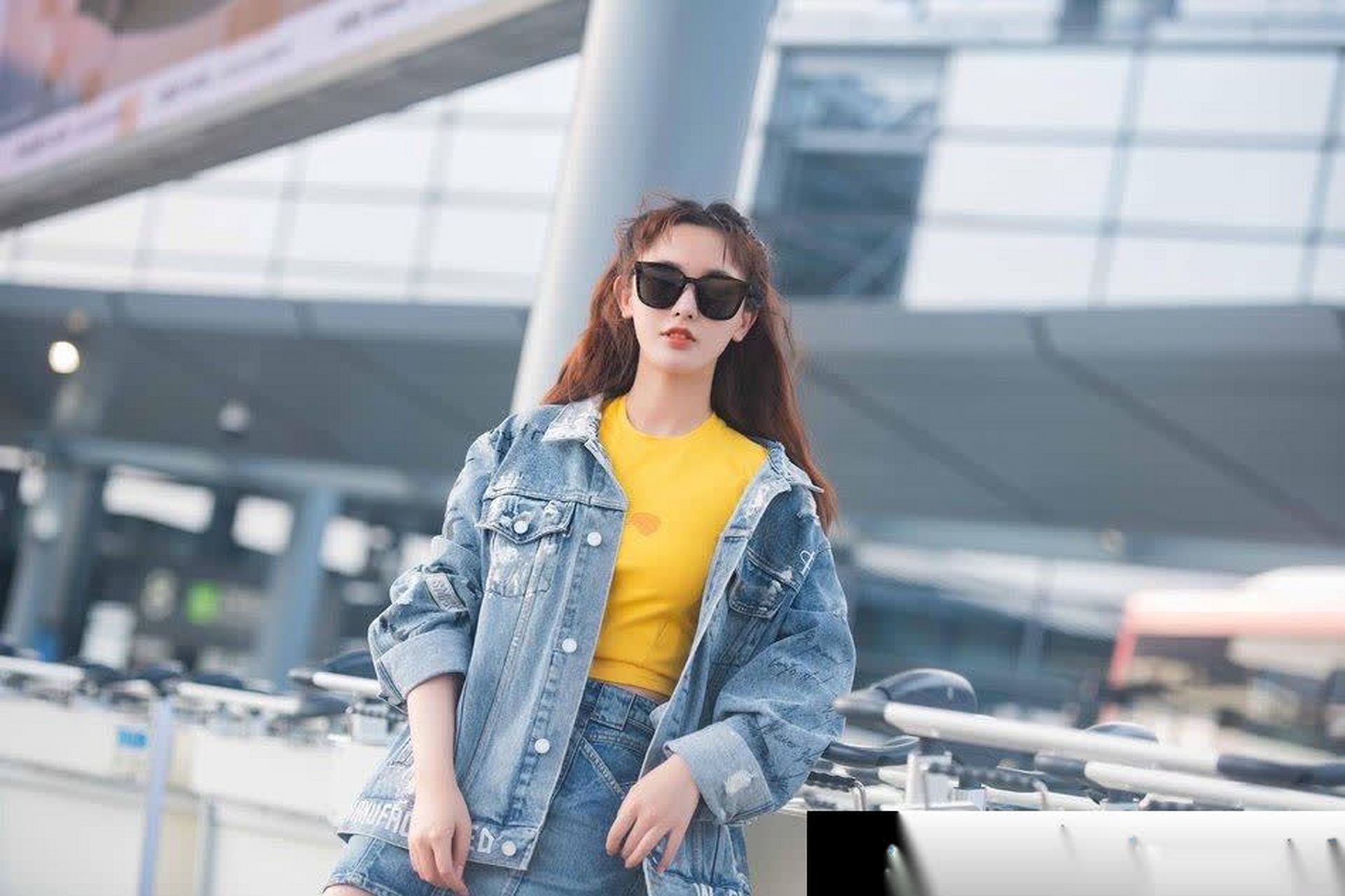 彭小苒墨镜时尚机场街拍