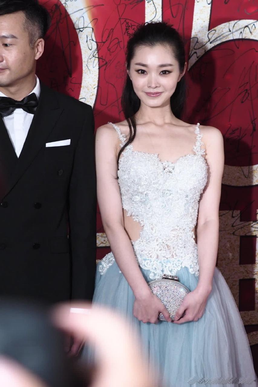 宋轶在红毯上的露背装,如同月光下的女神,优雅而高贵,令人惊艳.