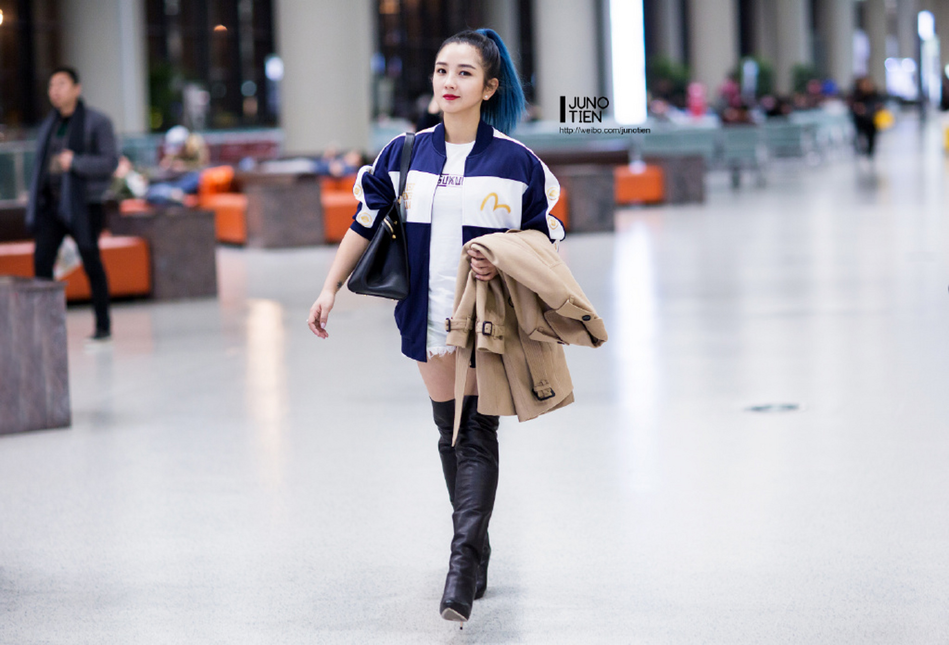 何洁机场街拍美美哒