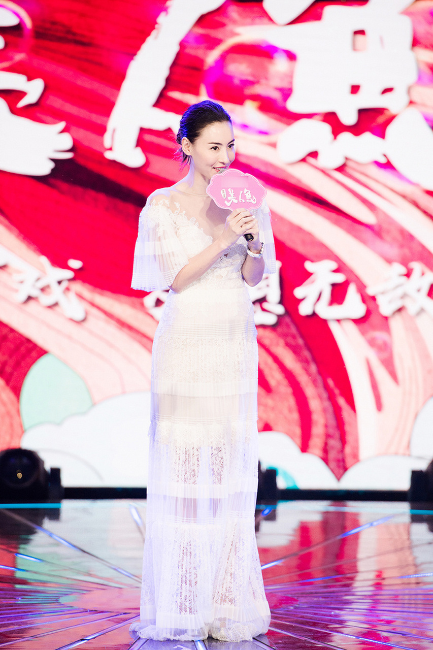 一组张柏芝在录制综艺节目《星星美人鱼》现场图片