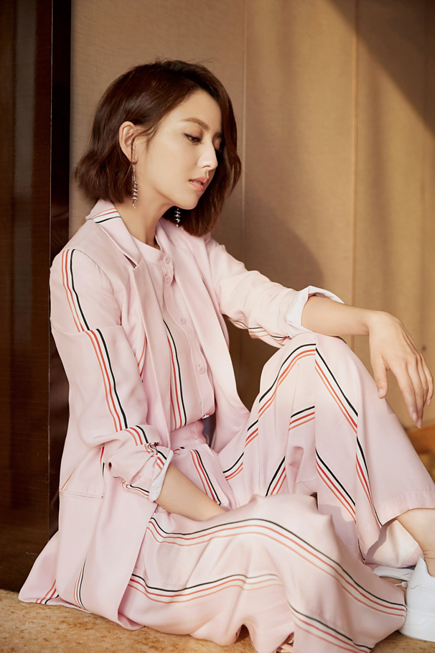 佟丽娅出席活动