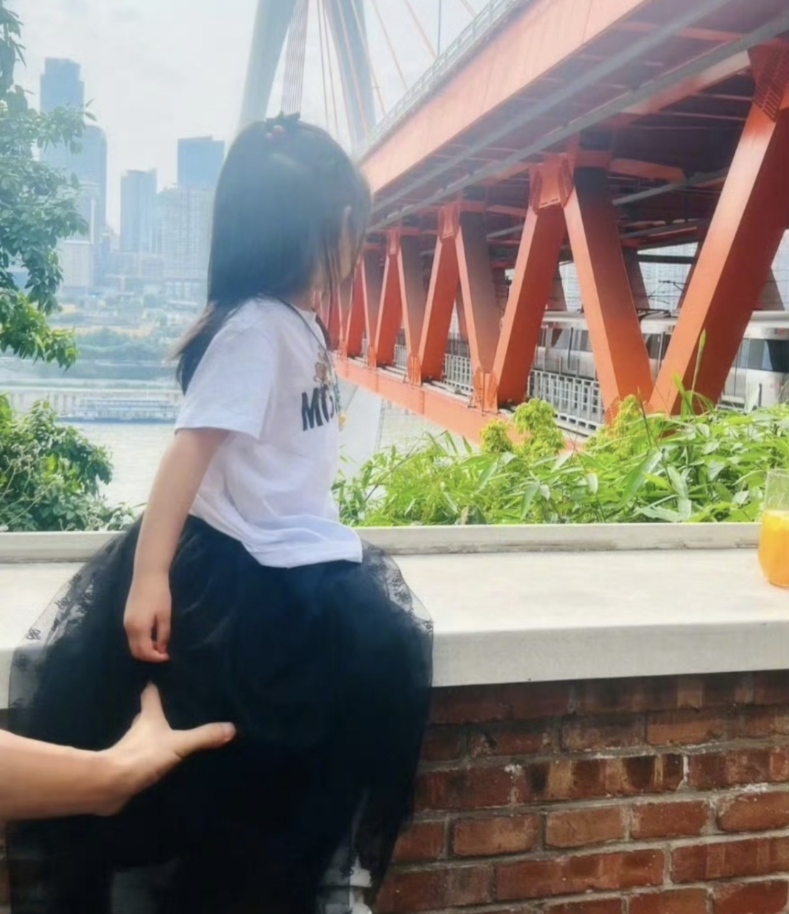 张若昀女儿都这么大啦,好可爱的宝宝
