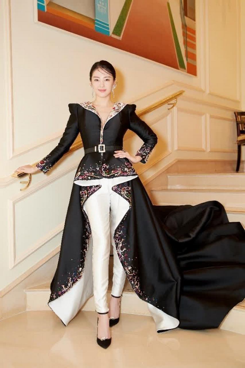 张雨绮黑礼服宛若仙子温婉从容明艳照人