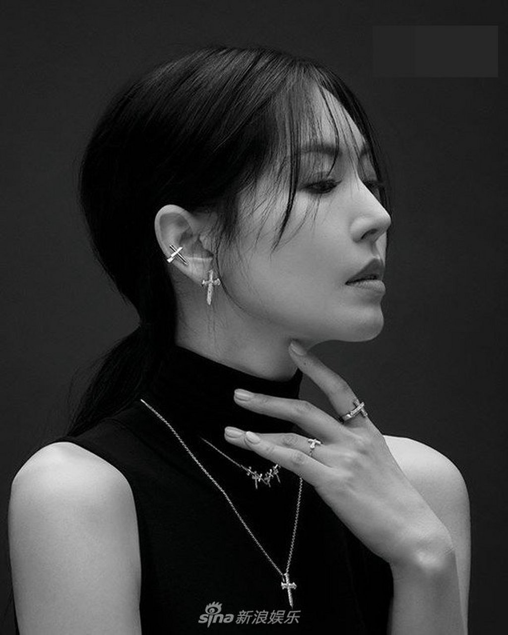 41岁视后金素妍拍大片黑金双色展优雅气质