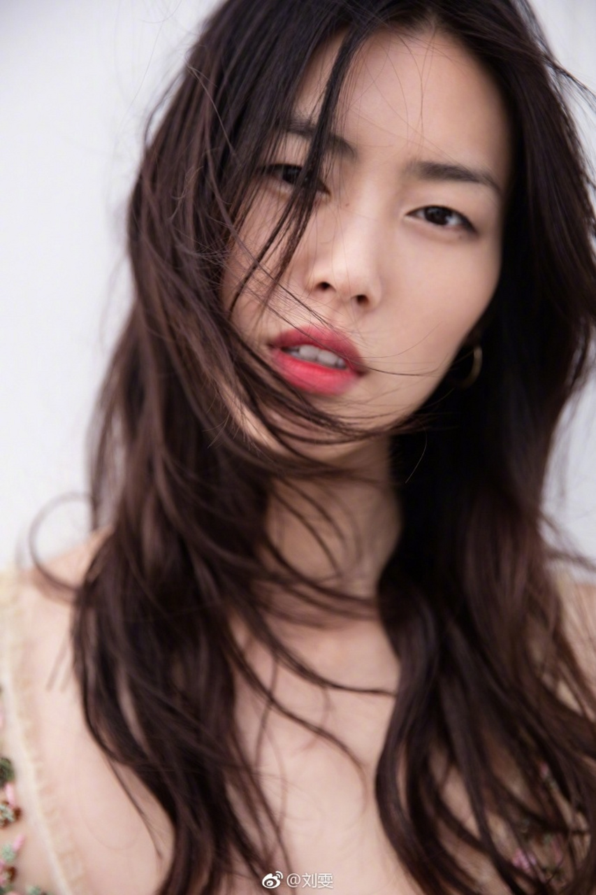 刘雯长发披散眼神撩人露大片锁骨超吸睛
