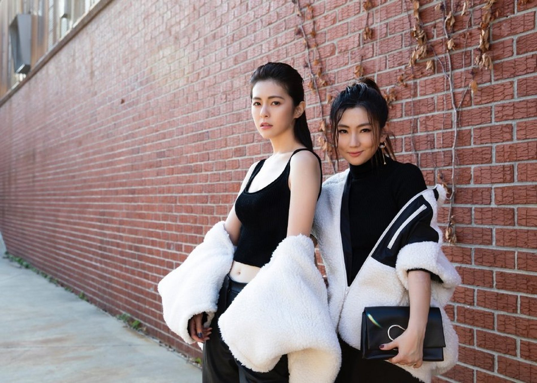 selina任容萱花纽约看秀黑白造型变身时尚姐妹花