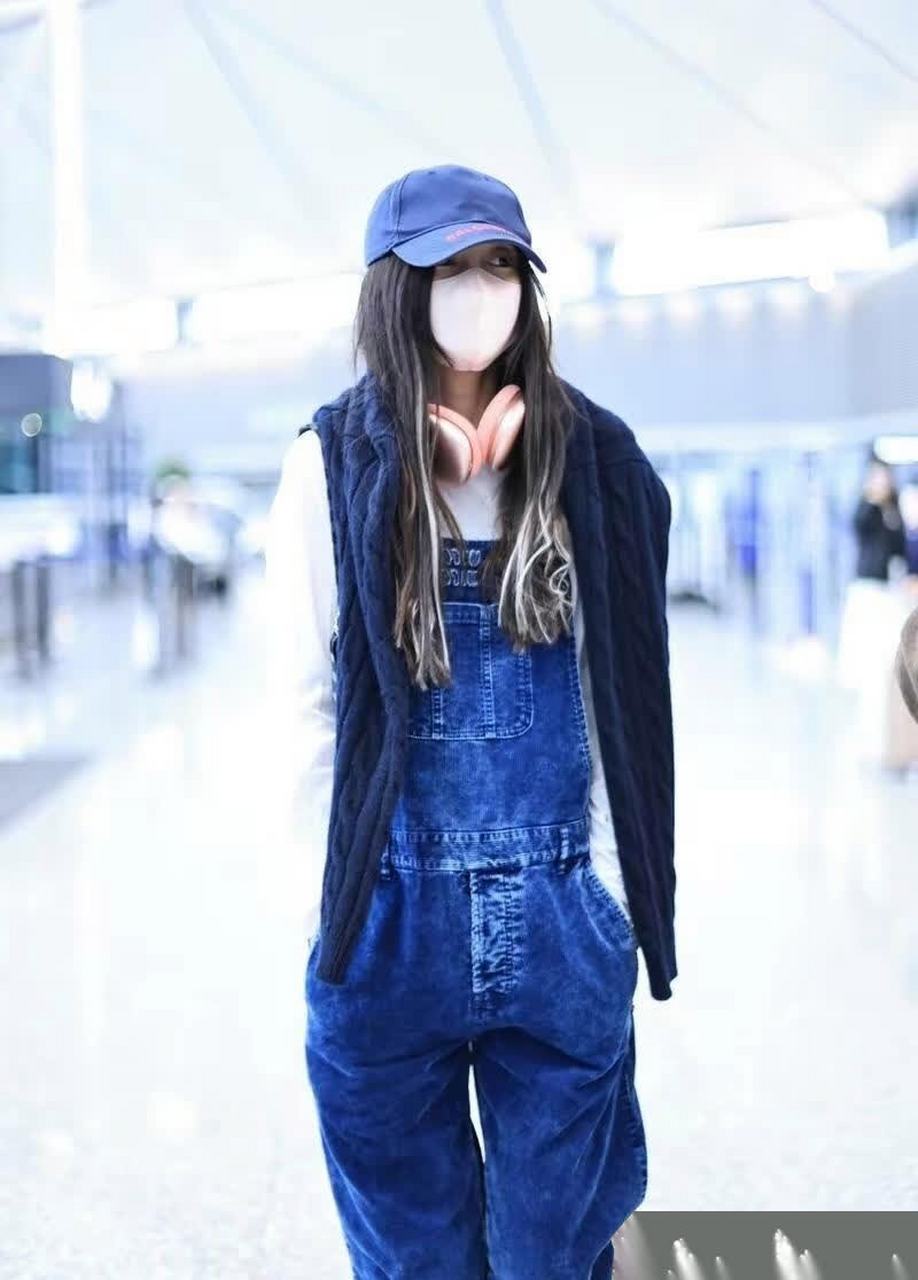 杨颖背带裤造型时尚休闲