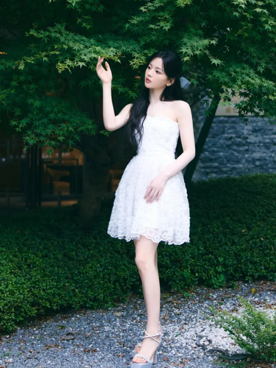 杨超越以一身纯白短裙亮相,设计简约优雅