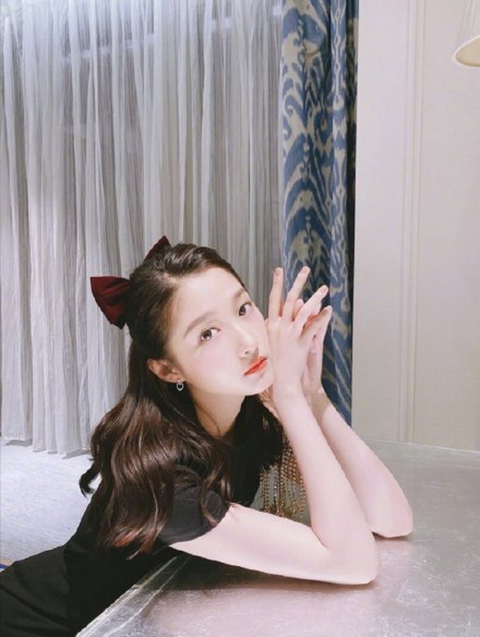 关晓彤穿黑色小短裙秀性感长腿头戴蝴蝶结不失甜美少女感